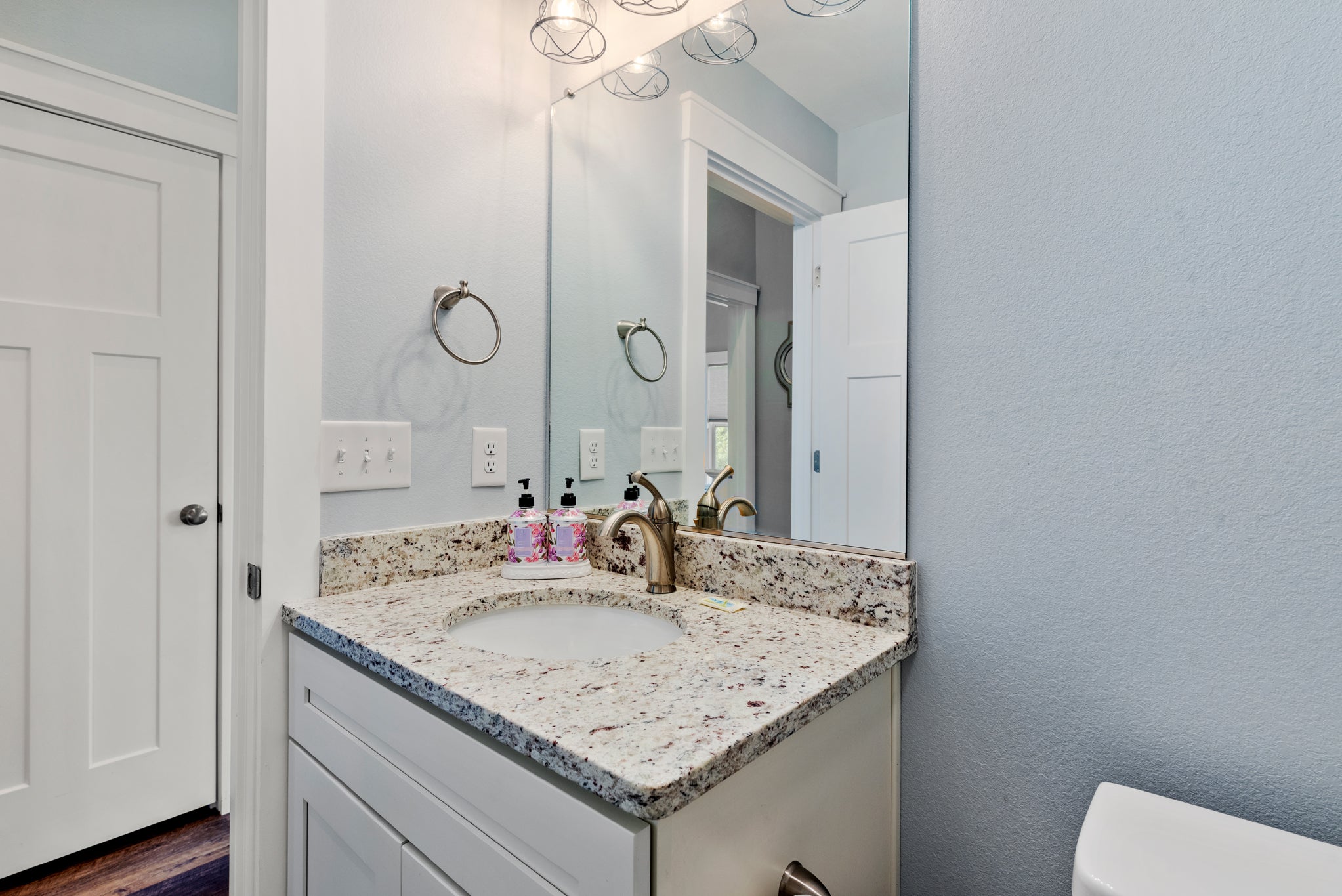 KDN9719: Barefoot By the Bay | Top Level Hall Bath
