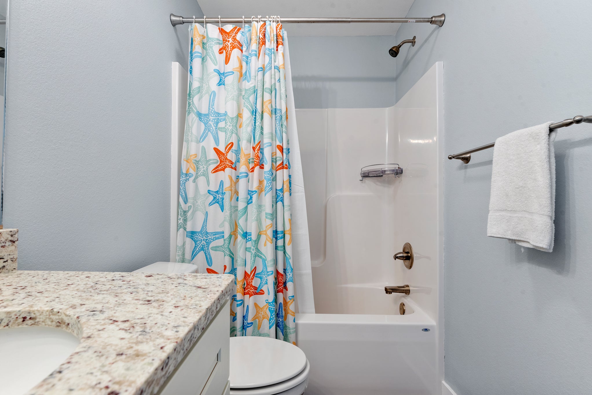 KDN9719: Barefoot By the Bay | Top Level Hall Bath