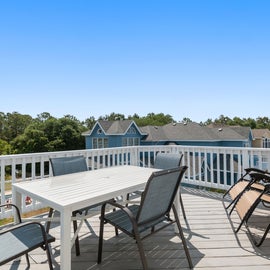 M863: Holiday House | Top Level Sun Deck