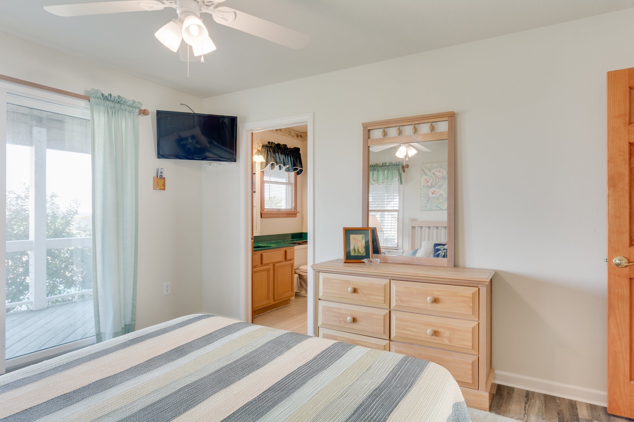 OH100: SeaClusion | Mid Level Bedroom 4