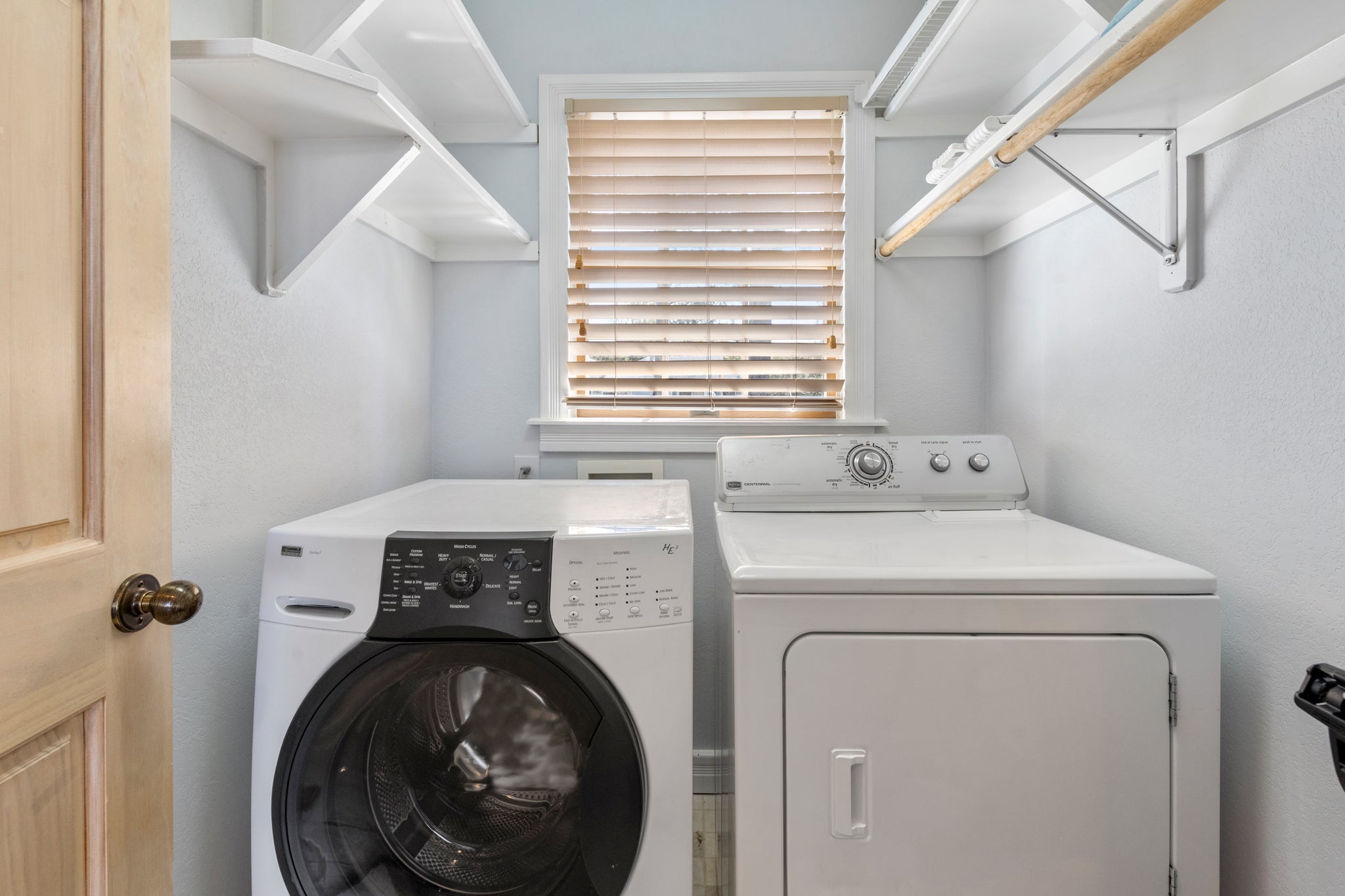 CL543: Catch N Relax | Top Level Laundry Area