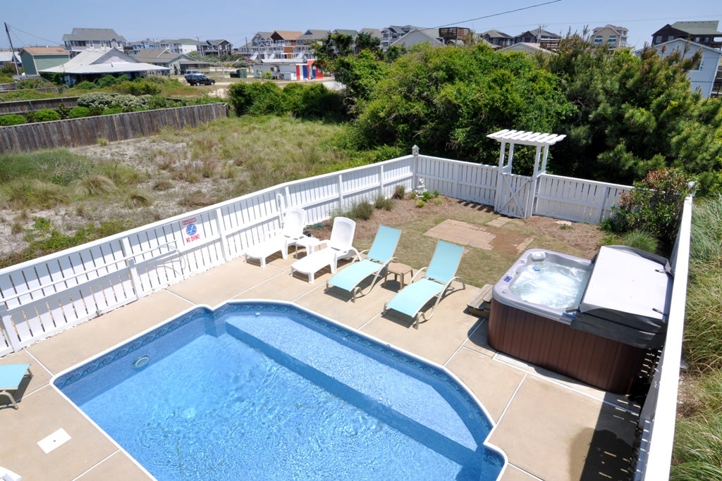 JR369: Point Of Views NC | Pool Area