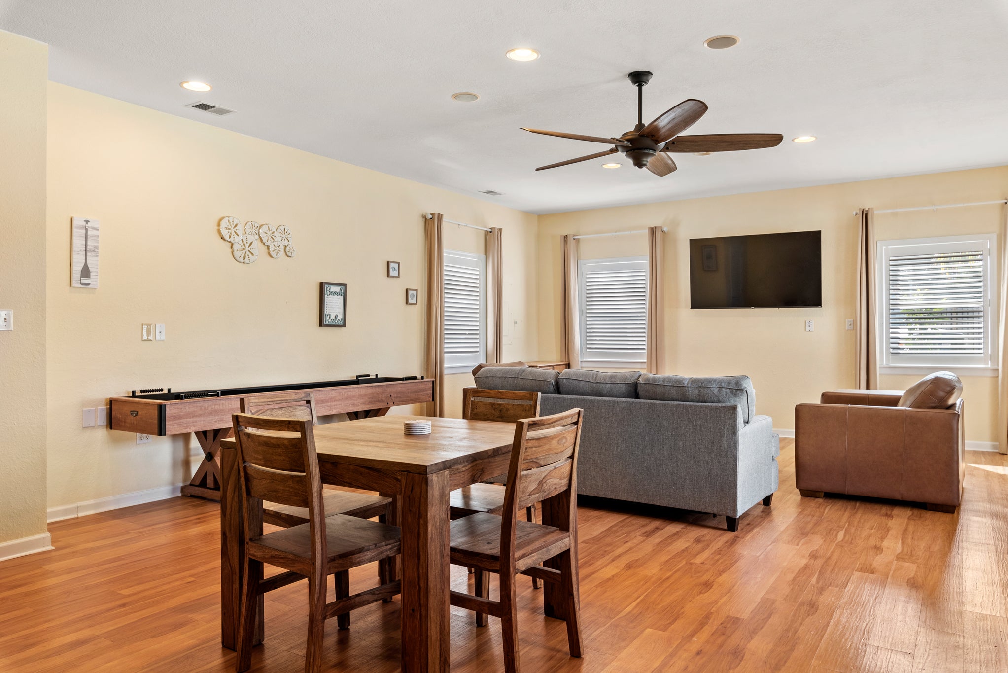 CH104: Inlet Palms | Guest Quarters - Bottom Level Dining Area