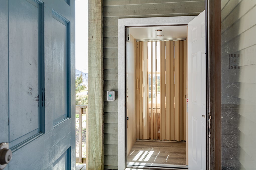 SN03: Ellington Cottage By The Sea | Mid Level Deck w Elevator Access