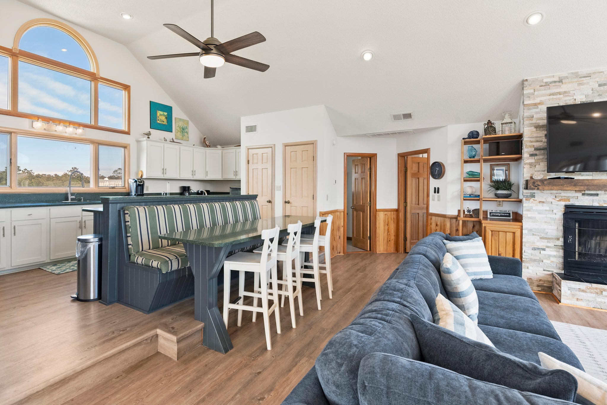 OH97: The Wheelhouse | Top Level Living Area and Breakfast Nook