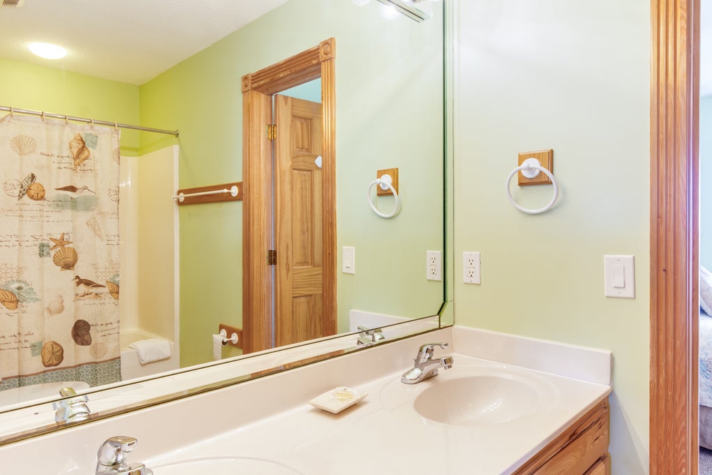 NH14: Seatopia | Mid Level Bedroom 3 / Bedroom 4 Shared Bath