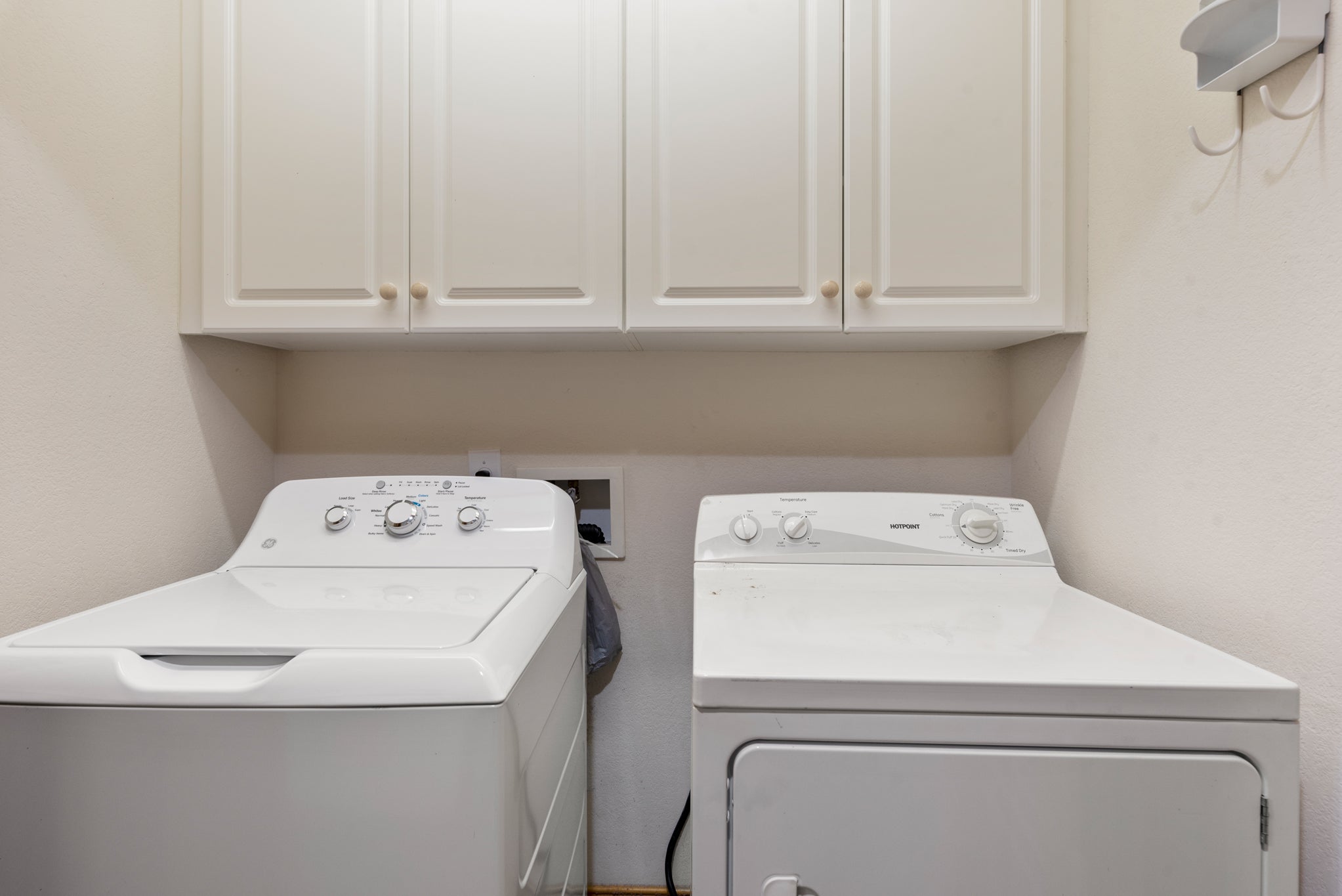 BU18R: White Dolphin (Right) | Mid Level Laundry Area
