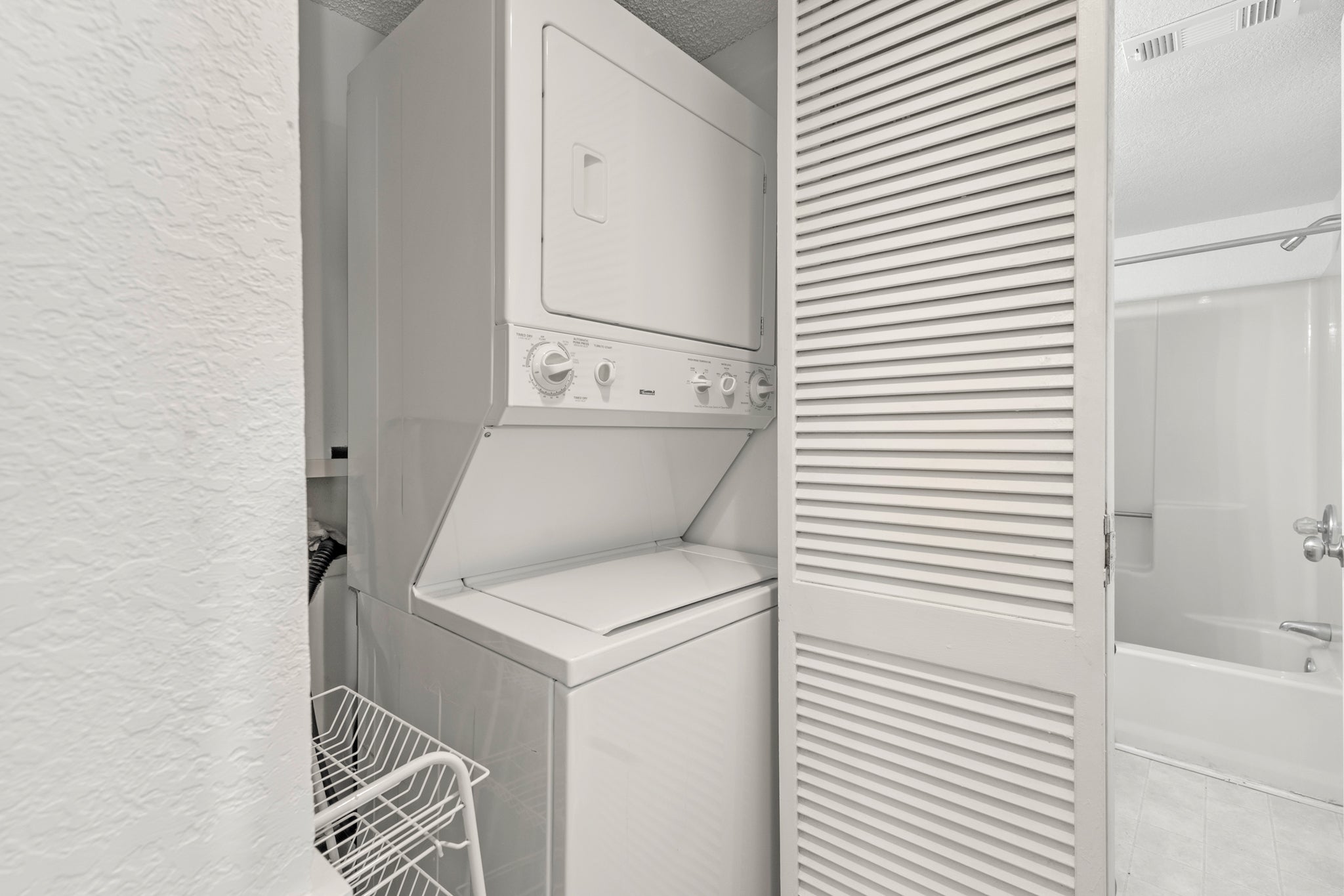 PVC208: PierView 208 | Laundry Area