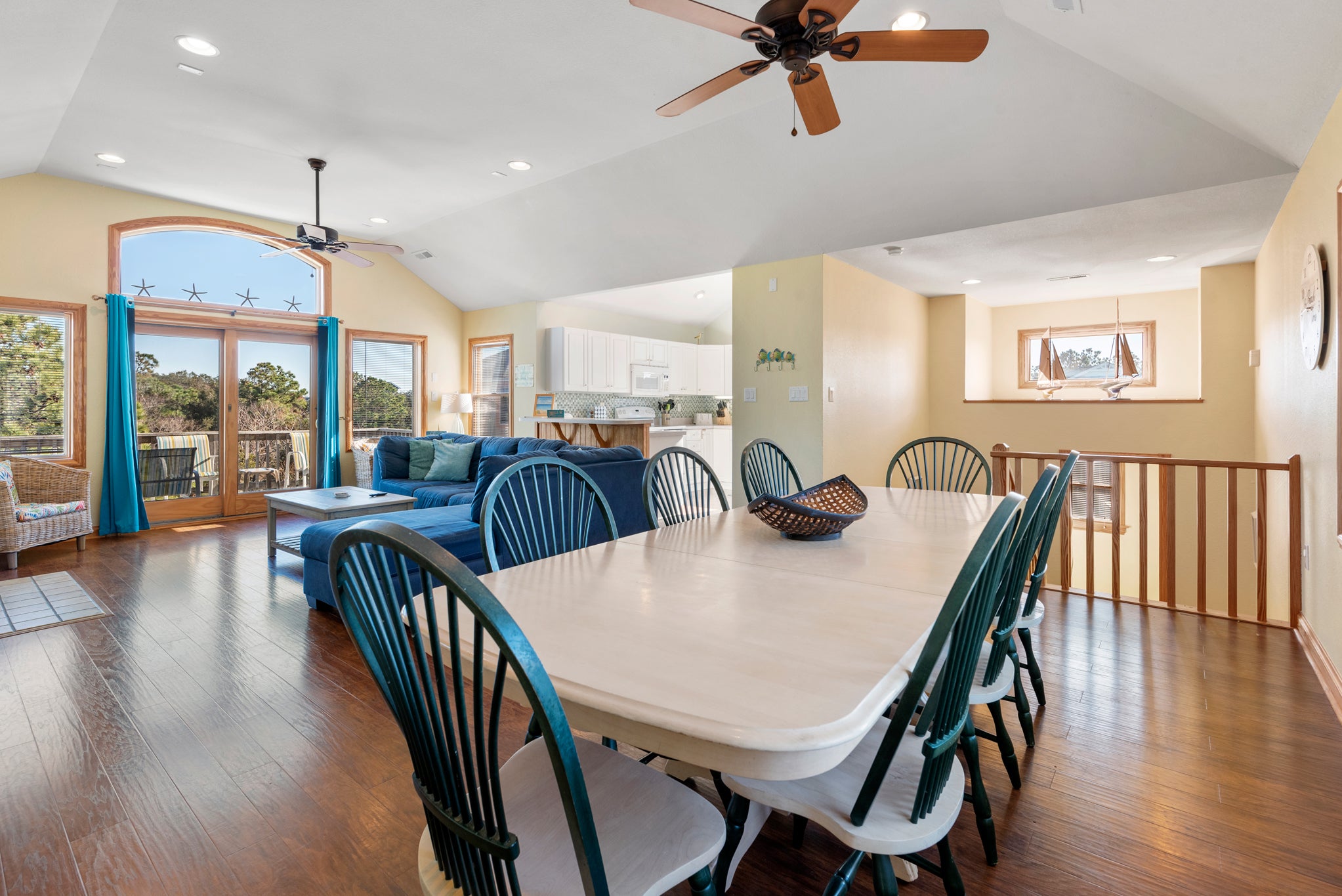 M849: Beach Time Out | Top Level Dining Area