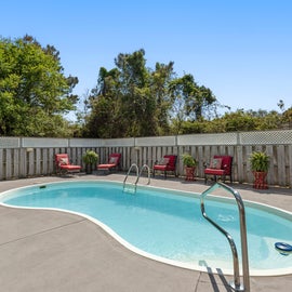 KH9527: Private Pool Area