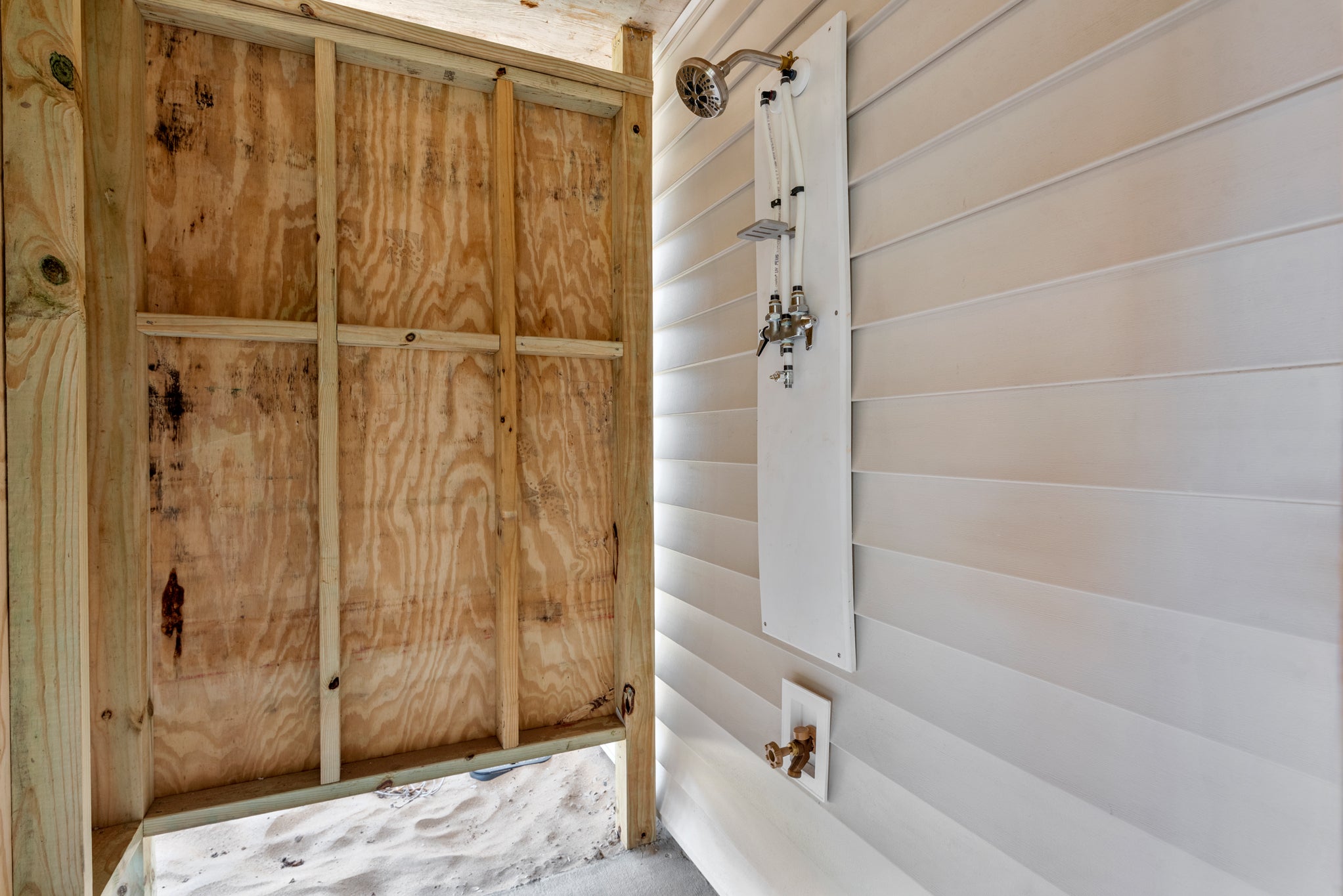 KDN9600: Wright On Time | Outdoor Shower