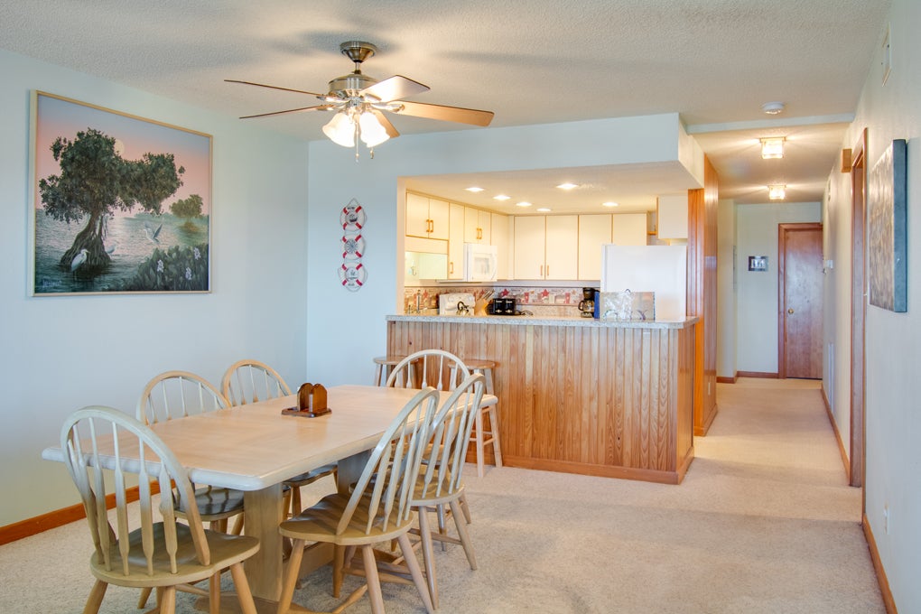 H202S: Heron Cove 202S | Dining to Kitchen