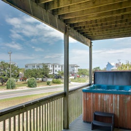 DR35:  Innisfree By The See |  Hot Tub On The Mid Level Deck