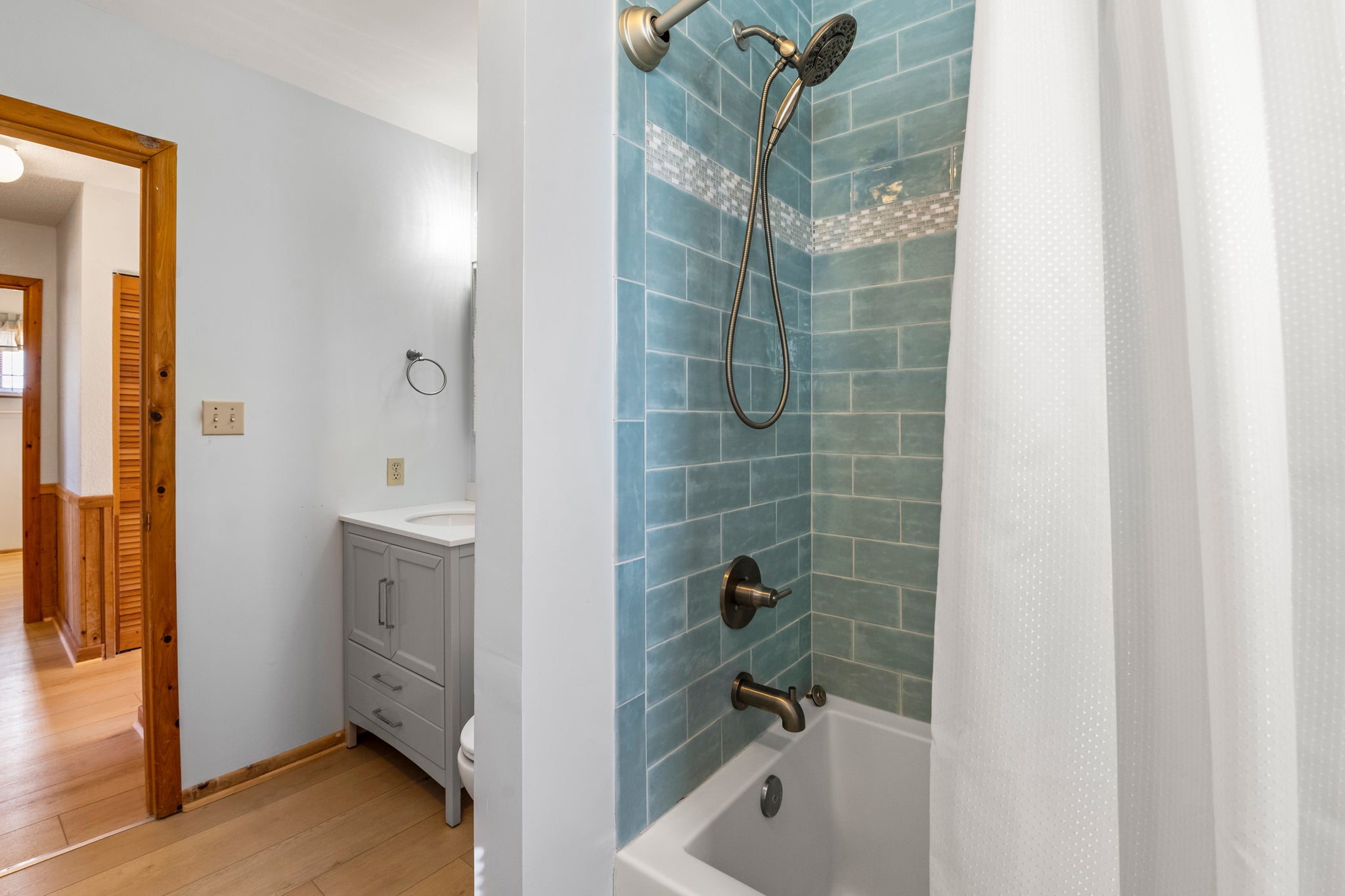 SN0609: Sea of Tranquility | Mid Level Hall/BR2 Bath