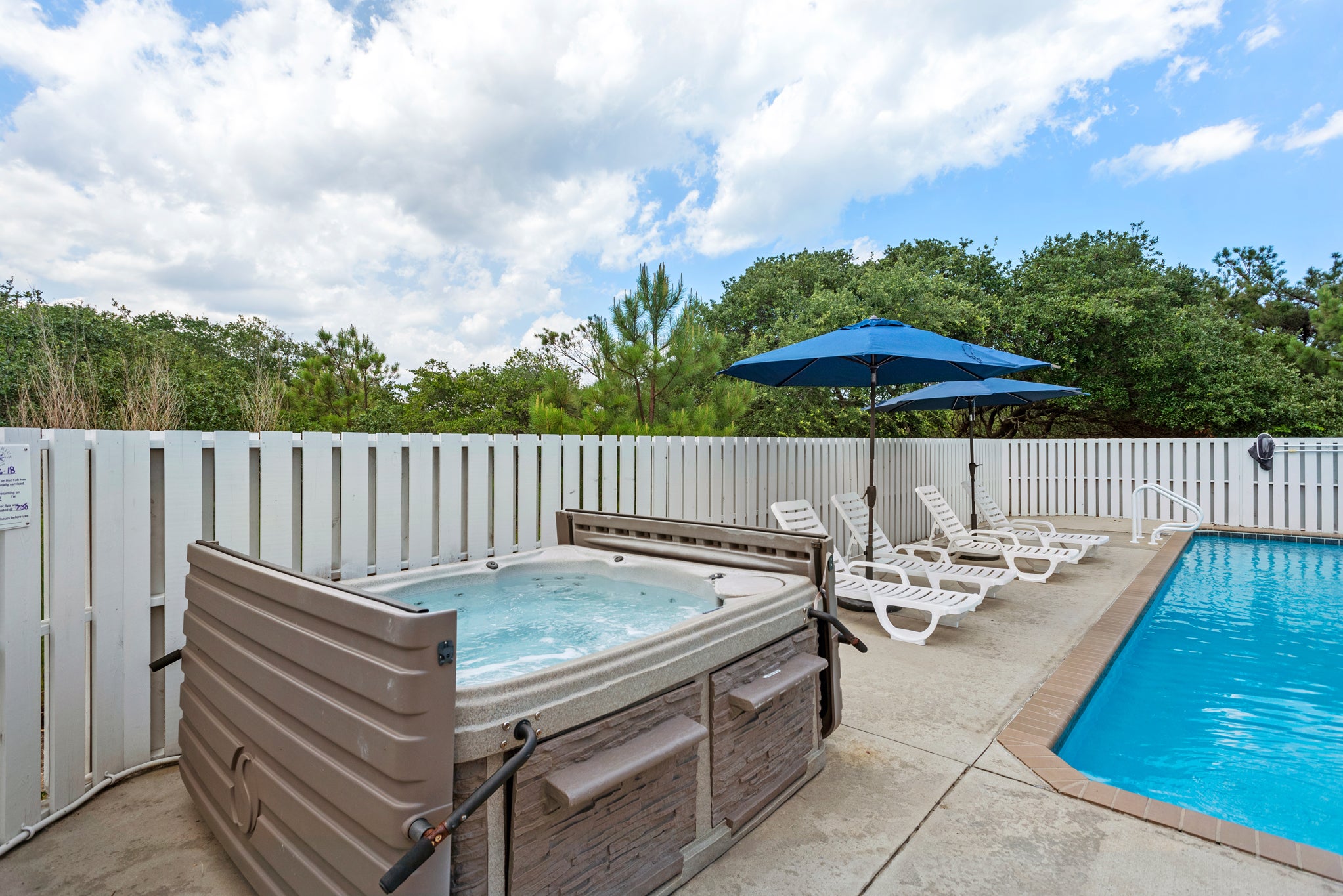 PI07: Island Breeze | Pool Area w/ Hot Tub - Umbrellas Not Available For Guest Use