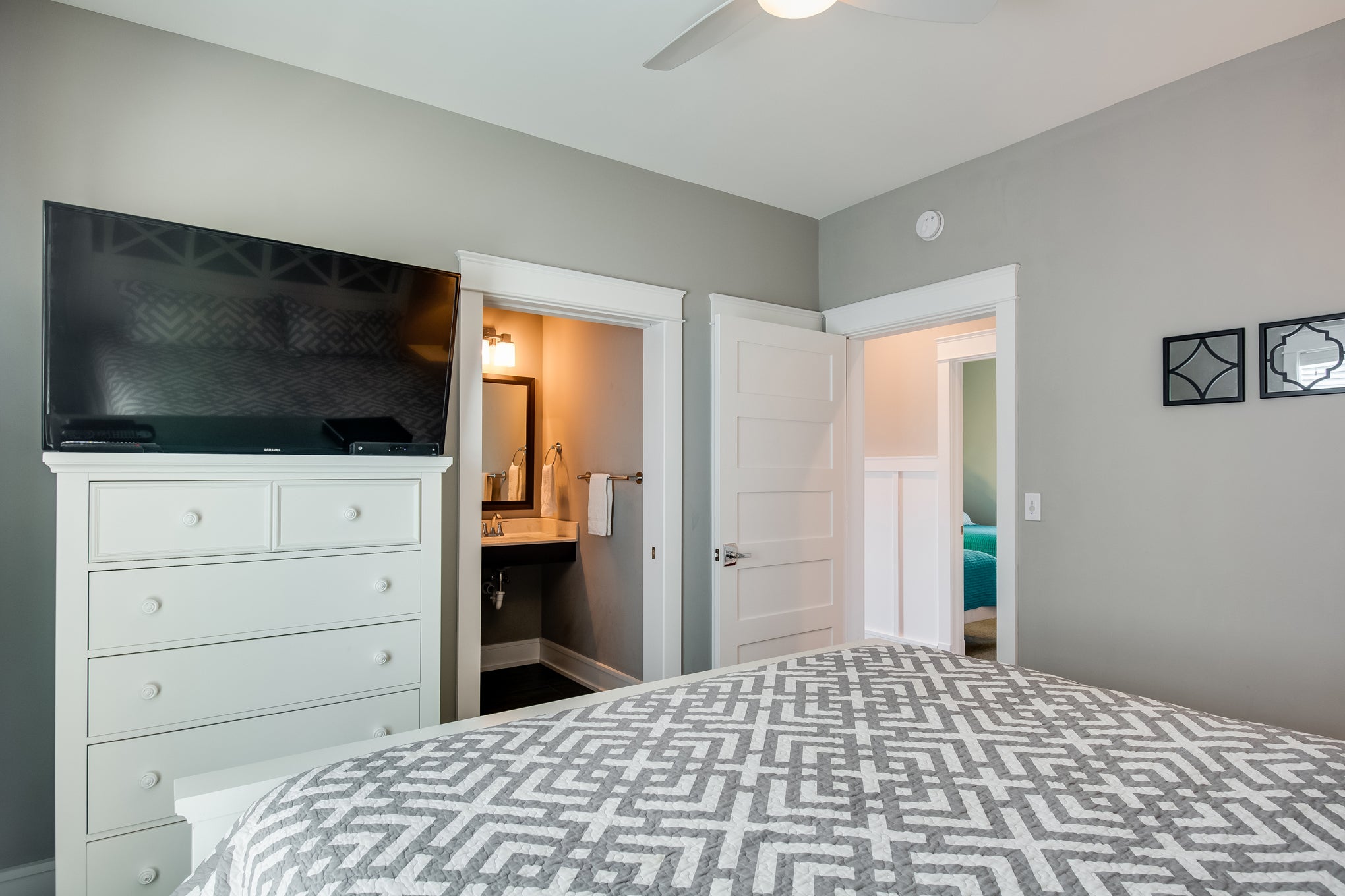 GR0413: Go Your Own Wave | Mid Level Bedroom 7