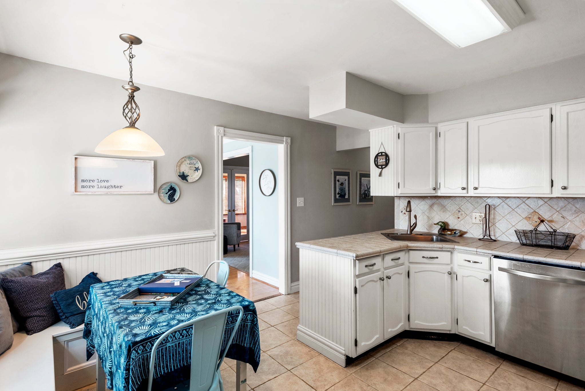 MNT1148: Sound Choice In Manteo | Mid Level Breakfast Nook and Kitchen