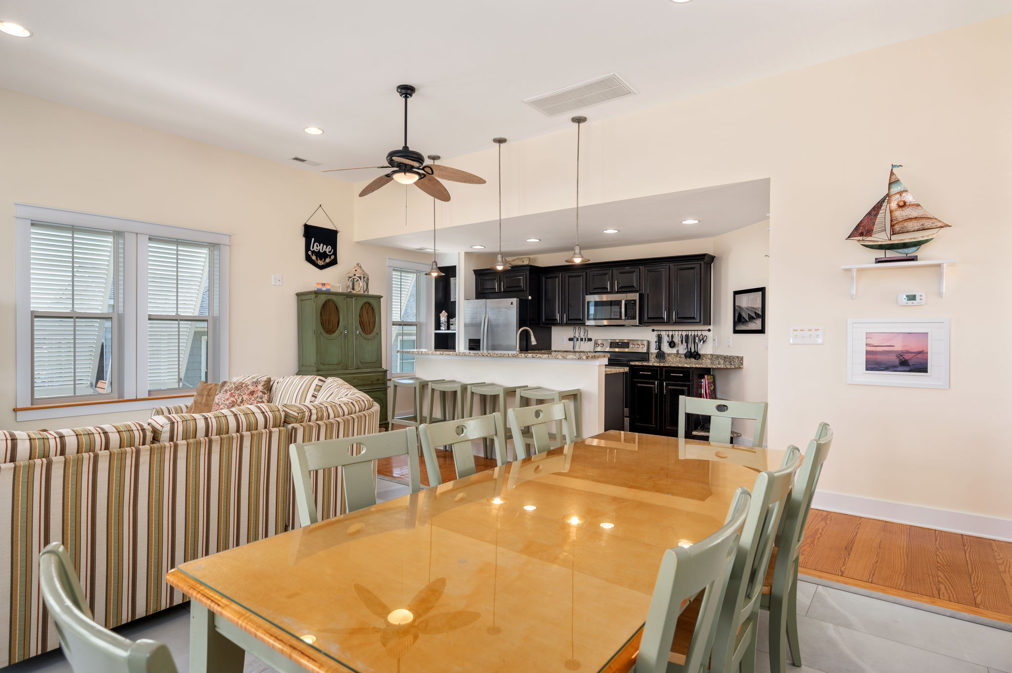 SN218: Sand Castle Cottage | Top Level Dining Area