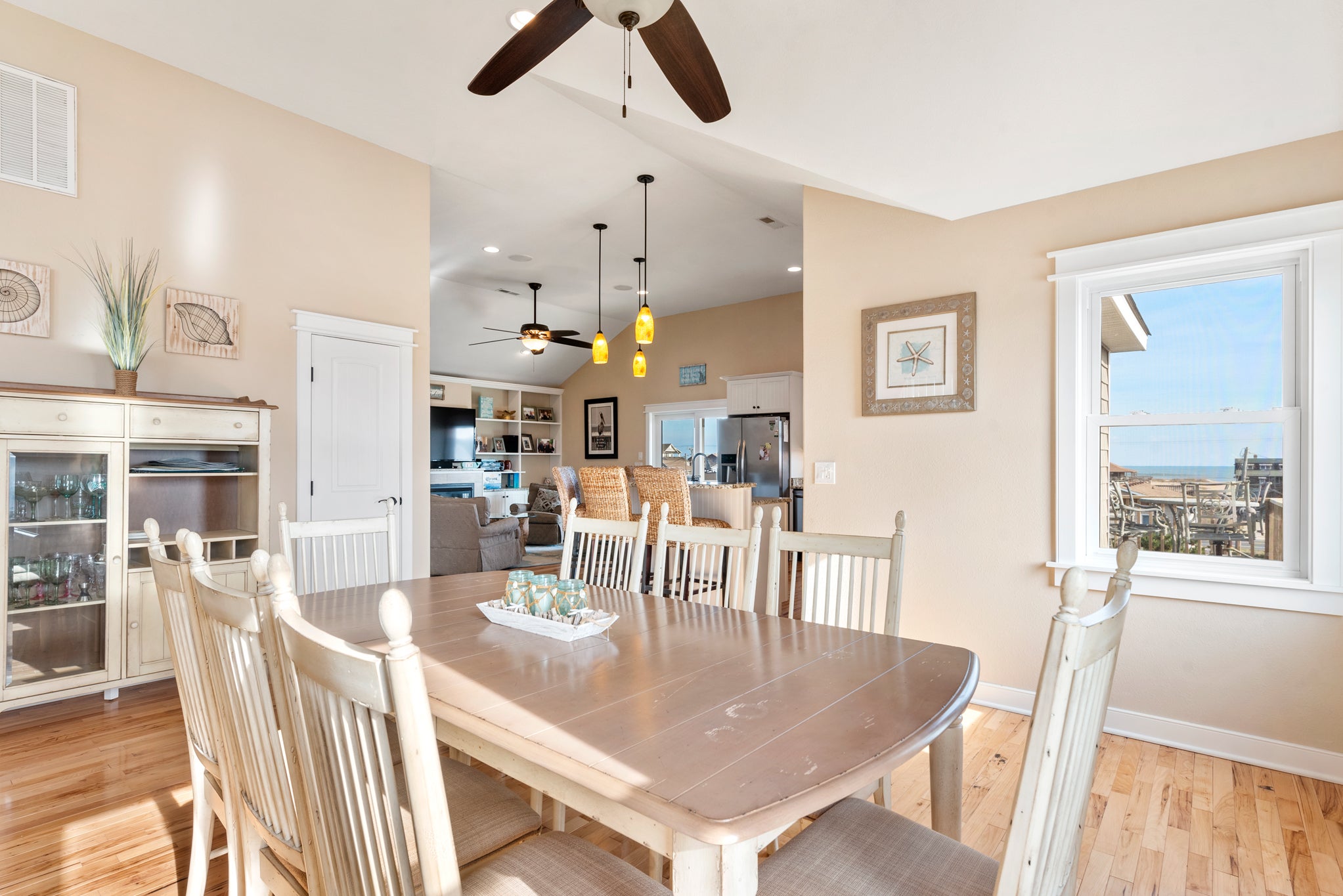 KDS3633: Another Day In Paradise | Top Level Dining Area