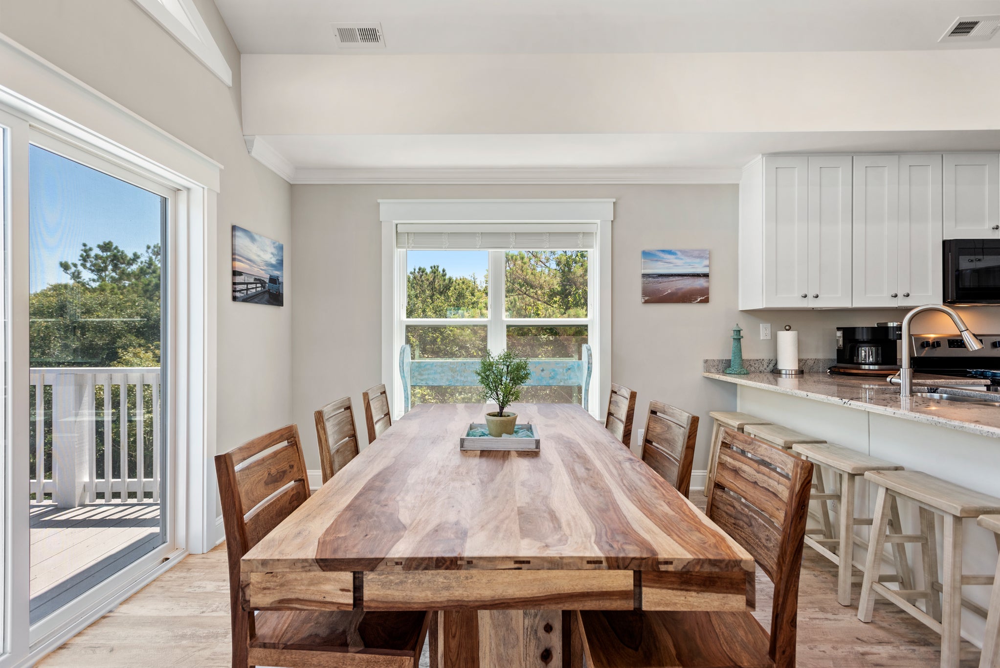 DU409: Driftwood | Top Level Dining Area