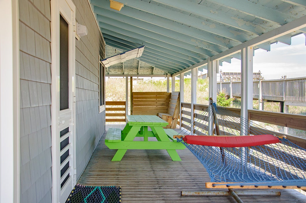 JR10: Mann Cottage | Side Deck