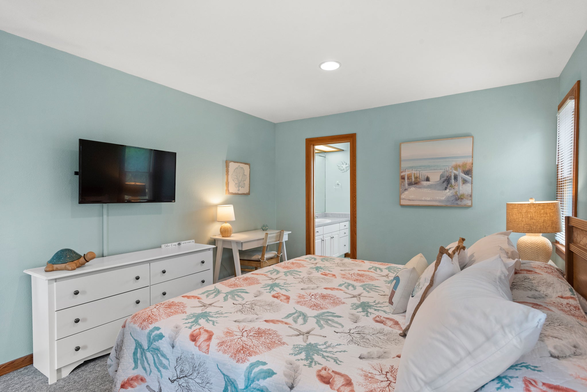 M863: Holiday House | Mid Level Bedroom 1