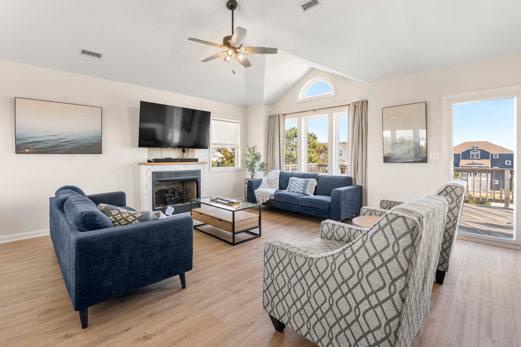 WH642: Whalehead 642 | Top Level Living Area