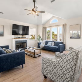 WH642: Whalehead 642 | Top Level Living Area