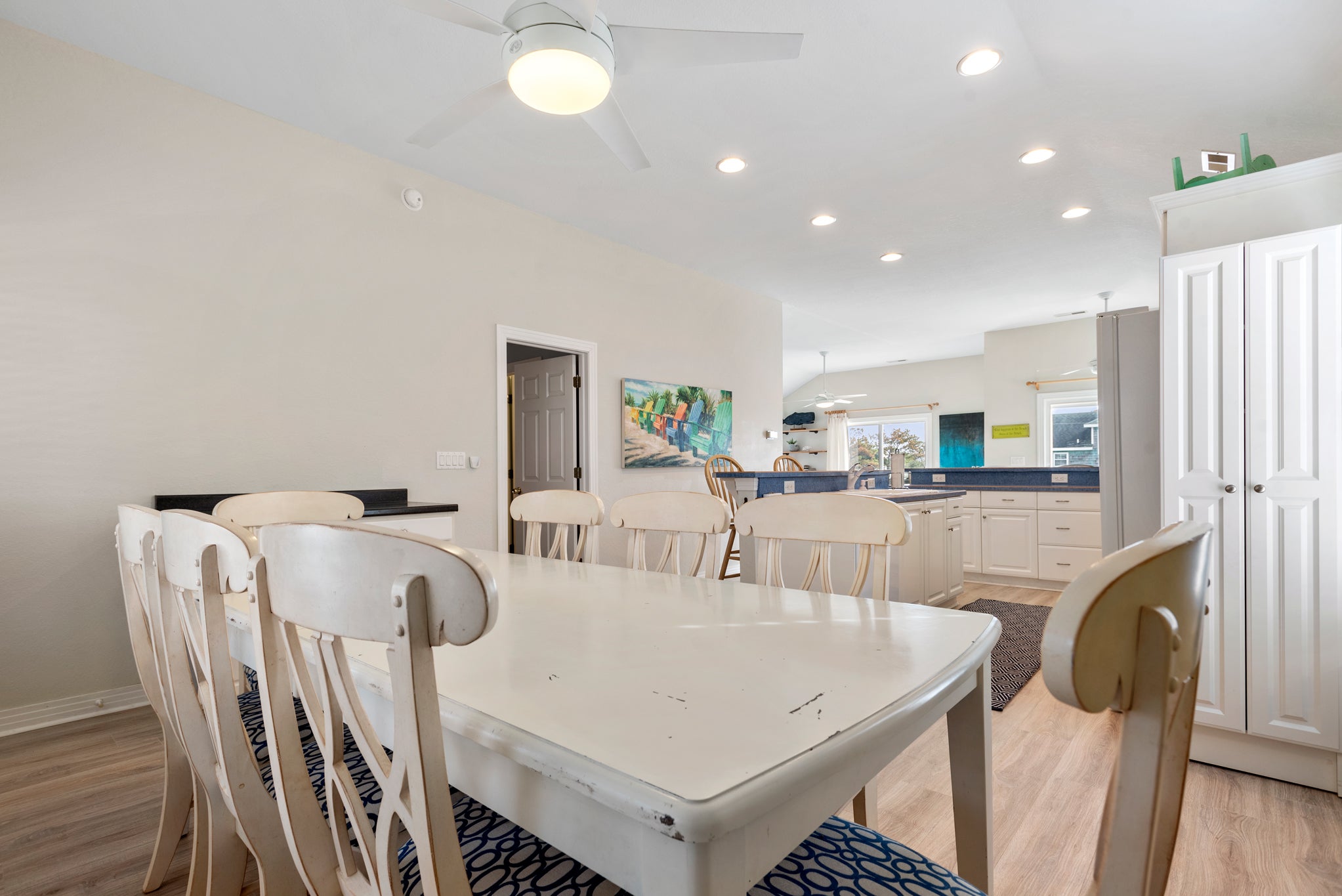 JR9108: Sisters Ugly | Top Level Dining Area